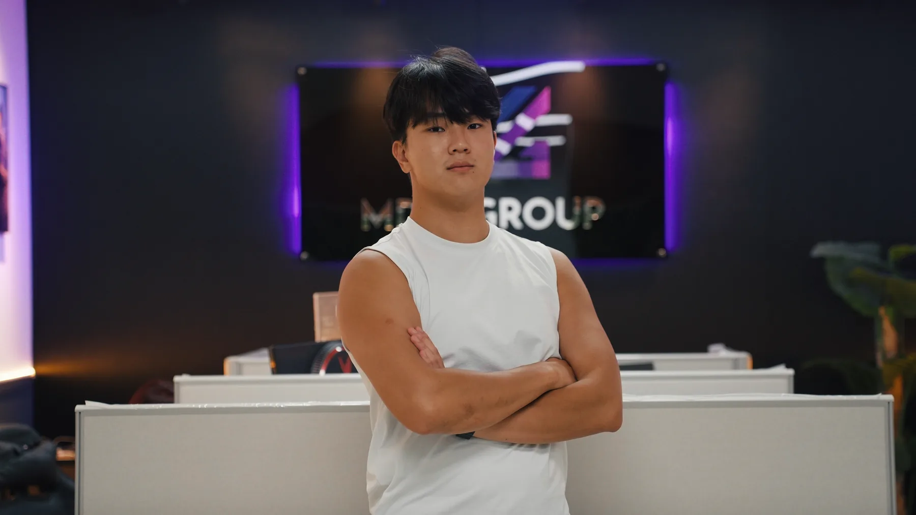 Сотрудник MDM Group в офисе